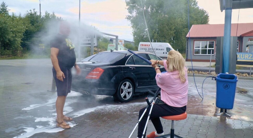 Królowe Życia Dagmara i Jacek czyszczą samochód na myjni